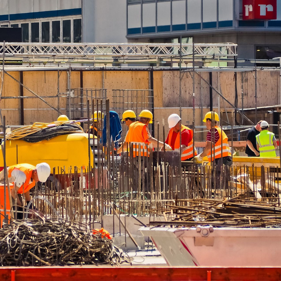 Foto einer Baustelle mit Bauarbeitern