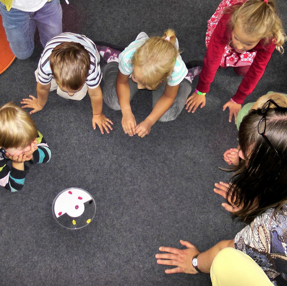 Foto einer Kindergruppe beim Spielen