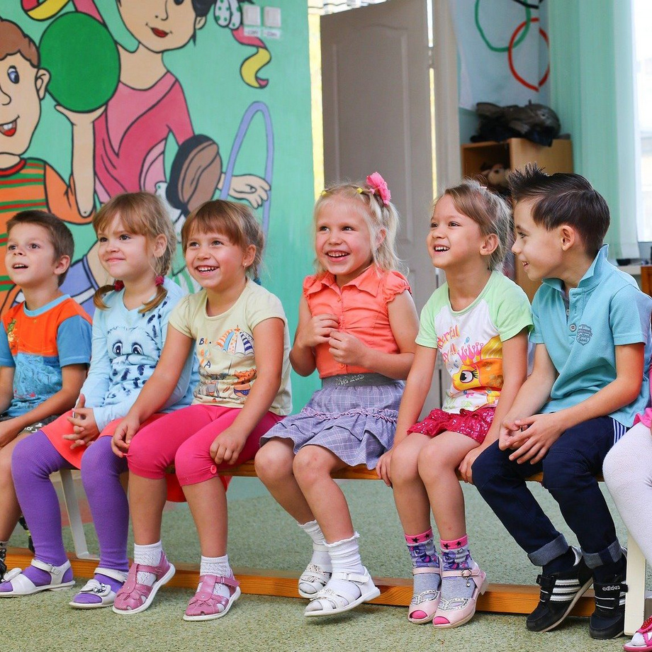 Foto für die Berufsfachschule für Kinderpflege. Abgebildet ist eine Kindergruppe