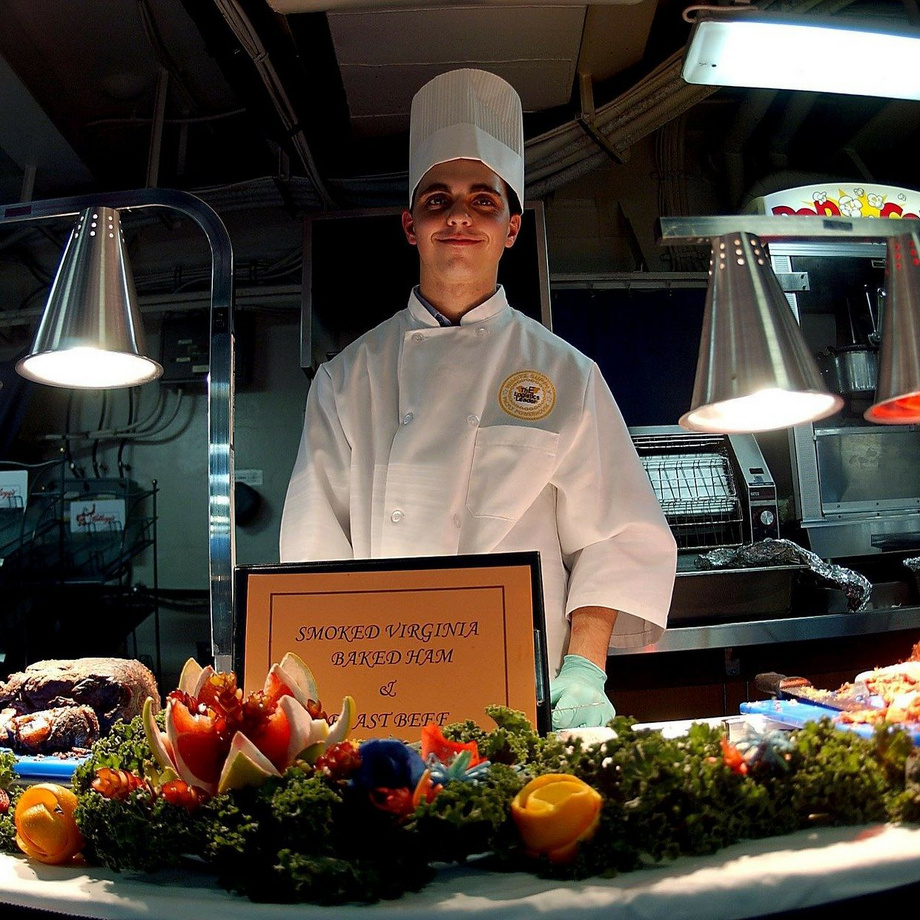 Foto eines Kochs, der am Buffet steht